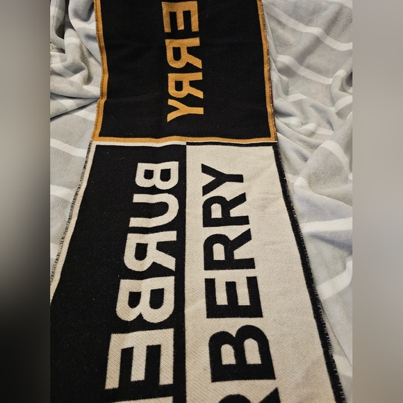 Authentic Burberry Wool and Silk Scarf - Picture 3 of 5